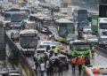 Engavetamento com mais de 20 veículos deixa um morto e bloqueia tráfego em rodovia