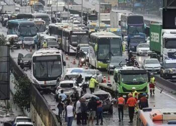 Engavetamento com mais de 20 veículos deixa um morto e bloqueia tráfego em rodovia
