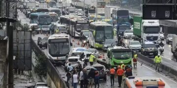 Engavetamento com mais de 20 veículos deixa um morto e bloqueia tráfego em rodovia
