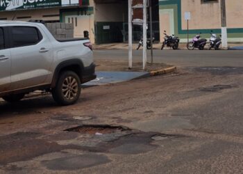 Buracos aumentam com período chuvoso e moradores cobram providências em Nova Andradina/MS
