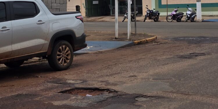 Buracos aumentam com período chuvoso e moradores cobram providências em Nova Andradina/MS