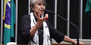Comissão aprova proposta que tipifica lesbocídio no Código Penal