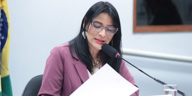 Comissão aprova reconhecimento do benzimento como prática de cultura popular e saúde
