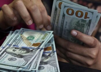 Dólar fecha a R$ 5,44 e registra maior alta semanal desde 2008