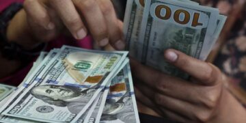 Dólar fecha a R$ 5,44 e registra maior alta semanal desde 2008