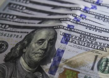 Dólar sobe 0,76% e fecha a R$ 5,39 em dia de cautela