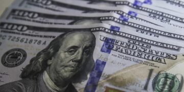 Dólar sobe 0,76% e fecha a R$ 5,39 em dia de cautela