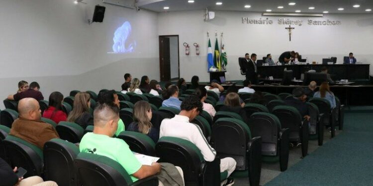 Indicações propõem redutor de velocidade, drenagem e melhorias na coleta de resíduos