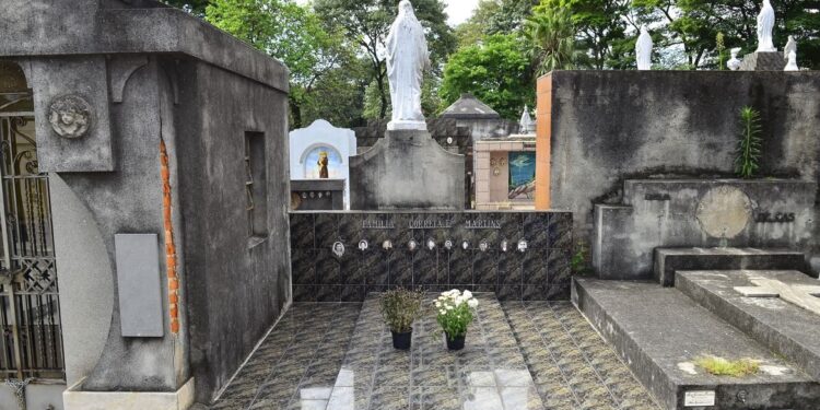 Polícia de SP investiga venda de dados de mortos a funerárias