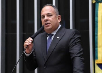 Projeto proíbe cobrança de estacionamento de quem trabalha em centros comerciais