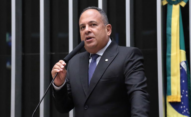 Projeto proíbe cobrança de estacionamento de quem trabalha em centros comerciais